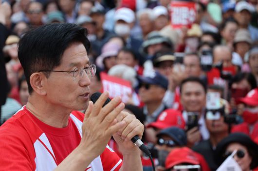 김문수 국민의힘 대선 후보가 25일 충남 서산시 중앙통 로데오거리에서 열린 집중유세에서 지지호소를 하고 있다. (공동취재) 뉴시스