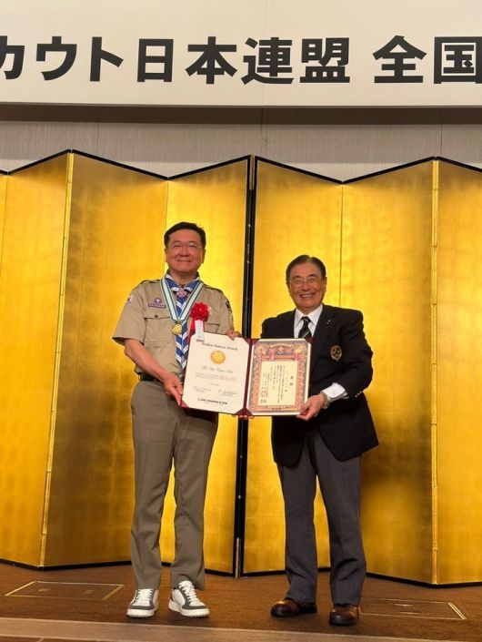 이찬희 한국스카우트연맹 총재(왼쪽)가 지난 24일 일본 후쿠오카에서 열린 일본보이스카우트연맹 전국대회에서 '사쿠라 금장'을 수상하고 있다. 한국스카우트연맹 제공