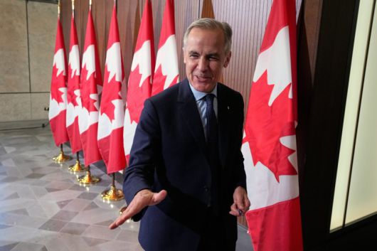 마크 카니 캐나다 총리가 지난 21일 온타리오주 오타와에서 열린 기자 회견에서 언론과 대화하고 있다. AP 연합뉴스