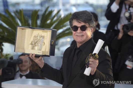 제78회 칸 국제영화제에서 대상인 황금종려상의 영예를 안은 이란의 반체제 감독 자파르 파나히가 25일 파리 남부 칸에서 상패를 들어 보이고 있다. 연합뉴스