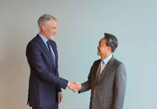 신한금융그룹은 진옥동 회장이 지난 18일부터 일주일간 영국 런던, 독일 프랑크푸르트, 폴란드 바르샤바 등 유럽 주요 거점을 순회하며 현지 기관 투자자를 대상으로 한 투자설명회(IR)를 성공적으로 마쳤다고 25일 밝혔다. 지난 20일 런던(현지시간)에서 진옥동 신한금융그룹 회장(오른쪽)과 앤써니 굿맨 골드만삭스 인터내셔널 공동대표가 기념촬영을 하고 있다. 신한금융 제공