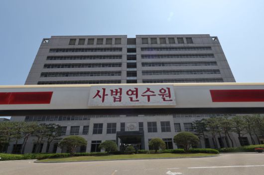 더불어민주당 이재명 대선후보 판결로 촉발된 사법부 안팎 논란을 다룰 전국법관대표회의가 열리는 경기 고양시 사법연수원 정문 모습. 연합뉴스