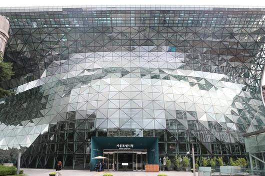 서울시는 올해 첫 추가경정예산(추경)으로 1조6000억여원을 편성하고, ‘민생안정’, ‘도시안전’, ‘미래투자’의 3대 축을 중심으로 활성화가 필요한 부문에 '핀셋투자'를 단행한다는 계획이다. 서울 중구 서울시청 전경. 뉴시스