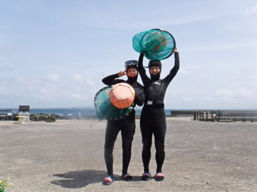 제주 해녀 물질체험에 나선 여성 여행객들. 한국관광공사 제공