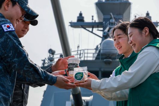 스타벅스 관계자들이 스타벅스 히어로 프로그램의 일환으로 국군 장병들에게 커피를 전달하고 있다. 스타벅스 코리아 제공                                    스타벅스 임직원들이 경기 평택시의 한 가루쌀 농가를 방문해 커피찌꺼기 퇴비를 전달하며 기념촬영을 하고 있다. 스타벅스 코리아 제공                                    스타벅스 직원이 '일회용 컵 없는 날' 을 맞아 매장을 방문한 고객에게 개인 컵에 커피를 담아 제공하고 있다. 스타벅스 코리아 제공