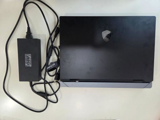 MSI 타이탄 18 HX AI와 400W 어댑터(왼쪽). 사진=구자윤 기자