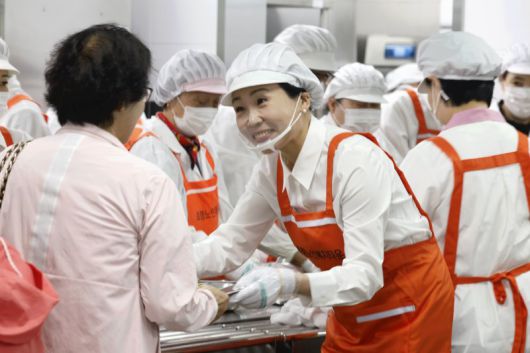 이재명 더불어민주당 대통령 후보 부인인 김혜경 여사가 16일 광주 북구 효령동 효령노인복지타운을 방문해 음식을 나누는 배식봉사를 하고 있다. 2025.5.16/뉴스1 ⓒ News1 김태성 기자 /사진=뉴스1