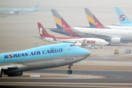 인천국제공항에서 대한항공 화물기가 이륙하고 있다. 뉴시스