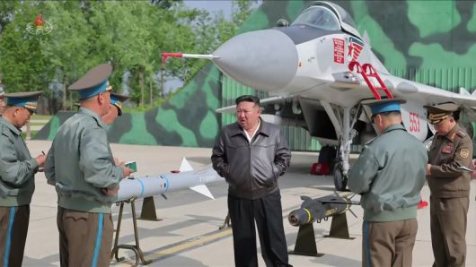 2 김정은 북한 국무위원장이 지난 15일 제1공군사단 관하 비행연대를 시찰하면서 공개한 첨단능동레이더공대공미사일(AAM)이 김정은 오른팔 옆에 설치돼 있다. 그러나 뒷면의 미그-29 오른쪽 날개 아래에 장착된 이 미사일 모습은 포토샵으로 엉성하게 붙인 것으로 보인다. 조선중앙TV 캡처                                    김정은 북한 국무위원장이 지난 3월 25~26일 새로 개발·생산하고 있는 무인항공기술연합체와 탐지전자전연구집단의 국방과학연구사업을 지도했다고 조선중앙통신이 보도했다. 사진은 북한이 처음으로 공개한 공중조기경보통제기로 보이는 비행기 조선중앙통신 캡처                                    한미 연합 해상훈련에 참가한 한미 해군 함정들이 지난 2022년 9월 29일 동해상에서 기동훈련을 하고 있다. 사진은 미 원자력추진 항공모함 로널드 레이건함(CVN) 항해 모습. 해군 제공                                    조종사 2명이 탑승하는 B-2는 날개 길이 52.4ｍ, 기체 길이 21ｍ에 최대 이륙 중량 17만600㎏, 최대속도 마하 0.95, 무장 탑재량 18t으로 500파운드급(250여㎏)의 JDAM은 80여 발을 투하할 수 있다. 핵 탑재도 가능하며 B61·B83 핵폭탄 16발과 공중발사 순항미사일 등을 실을 수 있다. 미공군 홈페이지 캡처                                    지난 2022년 12월 28일 서울 공군 제3미사일방어여단 8787부대에 패트리엇 미사일이 배치돼 있다. 연합뉴스