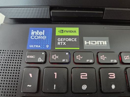 MSI 타이탄 18 HX AI에 붙어 있는 인텔 코어 울트라9, 엔비디아 지포스 RTX 스티커. 사진=구자윤 기자