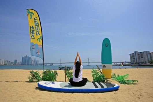 SUP 요가를 배워볼 수 있는 부산 광안리. 한국관광공사 제공