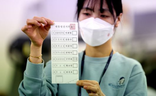 제21대 대통령선거를 9일 앞둔 25일 대구 달서구의 한 인쇄소에서 관계자가 인쇄된 대선 투표용지를 점검하고 있다. 뉴시스