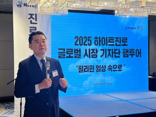 김인규 하이트진로 대표가 지난 18일(현지시간) 필리핀 마닐라에서 열린 기자 간담회에서 현지 소주 시장에 대해 발표하고 있다. 하이트진로 제공