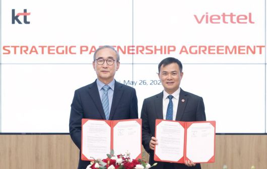 김영섭 KT 대표(왼쪽)와 따오 득 탕 비엣텔 그룹 회장 겸 CEO가 26일 베트남 하노이 비엣텔 그룹 본사에서 AX 협력을 위한 전략적 파트너십을 체결하고 기념 사진을 촬영하고 있다. KT 제공