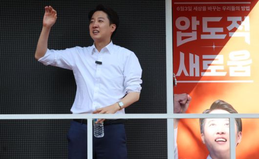 이준석 개혁신당 대선후보가 지난 25일 서울 종로구 종묘 인근 서순라길에서 거리 유세를 하고 있다. 공동취재