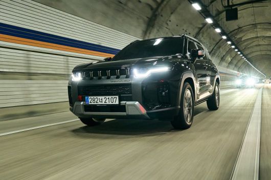 KG모빌리티의 토레스 하이브리드 주행 모습. KG모빌리티 제공