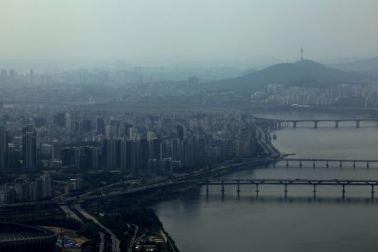 26일 서울 송파구 롯데월드타워 전망대 서울스카이에서 바라본 서울 강남구와 서초구 아파트. 사진=뉴시스