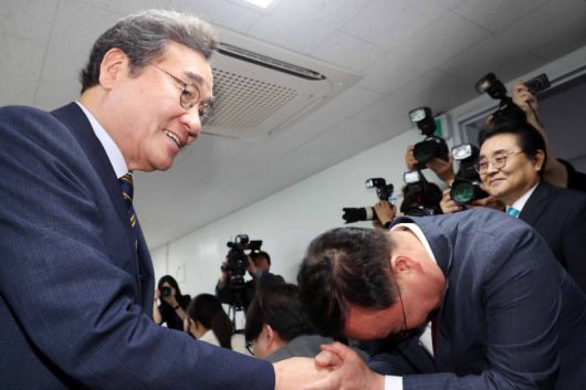 이낙연 새미래민주당 상임고문이 27일 오전 서울 여의도 중앙당사에서 김문수 국민의힘 대선후보와 '개헌·공동정부' 합의 관련 기자회견 마친 뒤 김재원 김문수 후보 비서실장과 악수하고 있다. 오른쪽은 전병헌 새미래민주당 대표. /사진=뉴시스