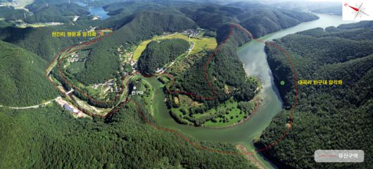 반구천의 암각화 유산 구역. 사진 가운데 반구대를 중심으로 왼쪽이 천전리 명문과 암각화가 위치하고 오른쪽에 반구대 암각화가 있다. 빨간색 선 안에 흐르는 물길이 반구천이다. 천전리 명문과 암각화는 지난 1970년 12월 24일 동국대학교 문명대 교수팀에 의해 발견됐고, 이후 1년 뒤 반구대 암각화가 발견됐다. 울산시 제공                                    천전리 명문과 암각화. 울산시 제공