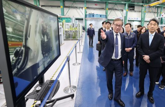 이주호 대통령 권한대행 부총리 겸 교육부 장관(앞줄 오른쪽)이 27일 경남 사천 한국항공우주산업(KAI)에서 강구영 KAI 사장(앞줄 왼쪽)의 설명을 듣고 있다. 교육부 제공
