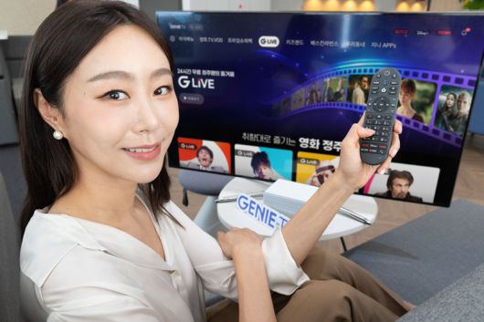 KT 광고모델이 지니 TV FAST형 서비스 'G LIVE"를 홍보하고 있다. KT 제공