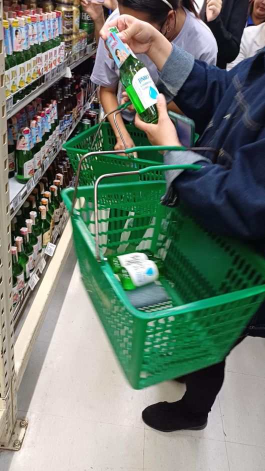 마닐라 퓨어골드에서 현지 소비자가 진로 소주를 살펴보고 있다.