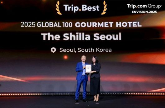 지난 26일 트립닷컴 상해 본사에서 진행된 Trip.Best 시상식에서 브루스 두 트립닷컴 총괄 부서장(왼쪽), 황서울신라호텔 황유나 인차지가 기념촬영을 하고 있다. 호텔신라 제공