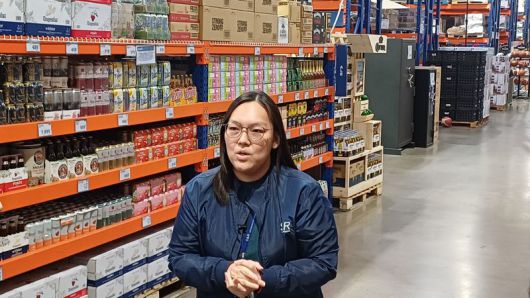 S&R 관계자가 필리핀 사람들의 소주 구매 행태에 대해 설명하고 있다. 사