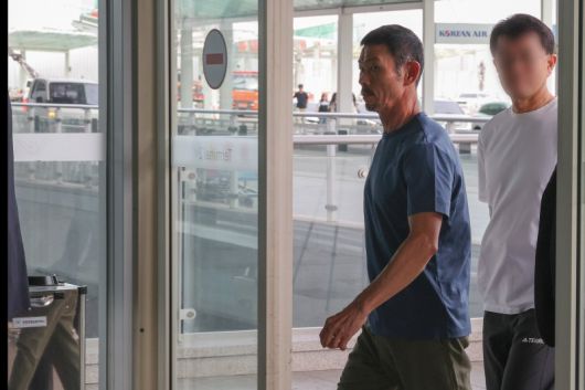 손흥민의 부친 손웅정 SON 축구아카데미 감독이 지난해 7월 7일 인천국제공항을 통해 런던으로 출국하는 아들 손흥민을 배웅하기 위해 이동하고 있다.뉴스1