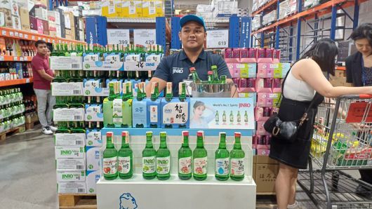 필리핀 마닐라 창고형 할인점인 S&R에서 참이슬 소주 시식대가 마련돼 있다.