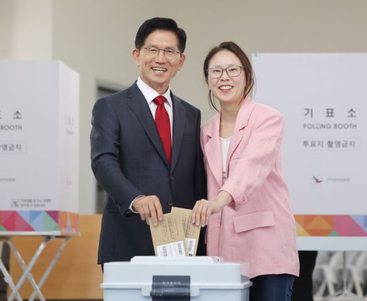 김문수 국민의힘 대선 후보(왼쪽)가 사전투표 첫날인 29일 인천 계양구 계양1동 주민센터에 마련된 투표소에서 딸 김동주씨와 함께 투표를 하고 있다. 연합뉴스