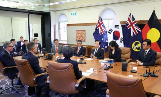 김태흠 충남도지사(오른쪽 세번째)가 28일(현지시간) 문성제 선문대 총장(맨 오른쪽), 중부·서부·동서 등 도내 발전 3사 관계자 등과 함께 남호주의회 청사를 방문, 피터 말리나우스카스 주총리를 접견하고 있다.