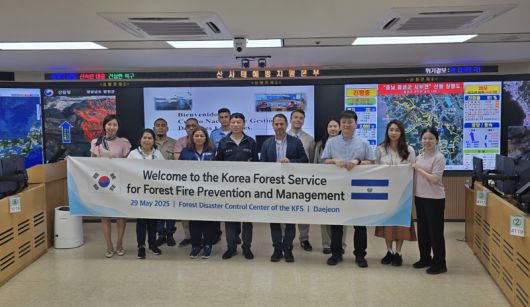 조덕제 산림청 중앙산림재난상황실장(앞줄 왼쪽 네번째)이 29일 정부대전청사 중앙산림재난상황실을 찾은 엘살바도르 공무원 연수단과 기념 촬영을 하고 있다.