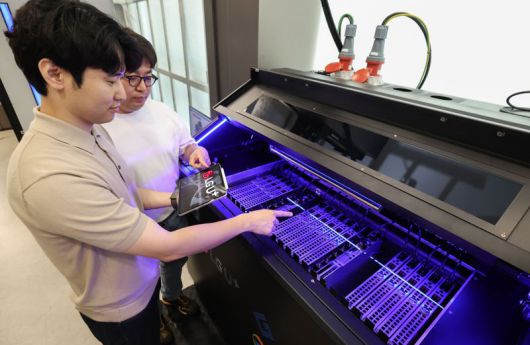 LG유플러스 직원들이 데모룸에 설치된 액체냉각장치를 살펴보고 있는 모습. LG유플러스 제공