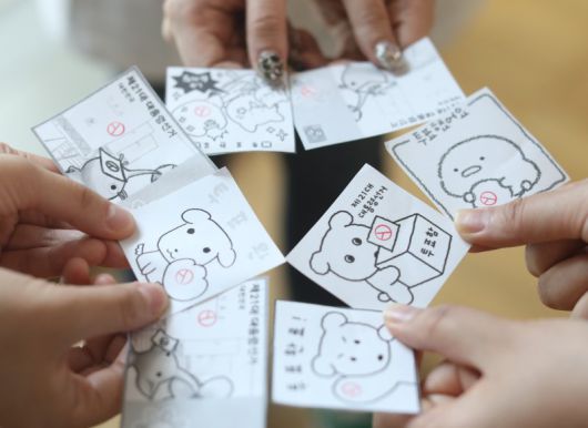 캐릭터 투표 인증 제21대 대선 사전투표 첫날인 29일 서울 한 사무실에서 사전투표를 마친 유권자들이 투표에 참여하며 기표 도장을 찍은 다양한 '투표 인증 용지'들을 보여주고 있다. 연합뉴스                                      첫 투표하는 고등학생들 29일 경기도 수원시 장안구 연무동행정복지센터에 마련된 투표소에서 관내 고등학생들이 첫 참정권을 행사하고 있다. 연합뉴스                                       군인들도 소중한 한 표 29일 오후 경남 창원시 진해구 도천초등학교에 마련된 투표소에서 해군 병사들이 사전투표에 참여하고 있다. 연합뉴스