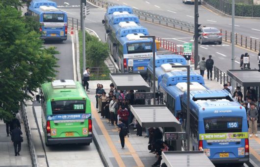 지난 28일 오전 서울 중구 서울역 버스환승센터에서 서울 시내버스가 정상 운행하고 있다. 서울 버스노조는 28일 새벽 서울시버스운송사업조합과 임금·단체협약 협상 결렬 후 용산 노조 사무실에서 총회를 열고 파업여부에 대해 총투표를 통해 파업 유보를 결정했다. 뉴시스