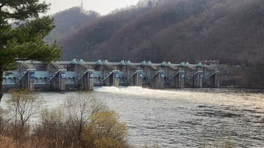 안동댐에서 긴급 방류하고 있는 모습. (한국수자원공사 제공.재판매 및 DB금지)/뉴스1 /사진=뉴스1