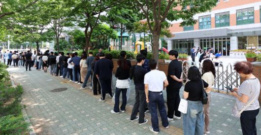 [서울=뉴시스] 이영환 기자 = 시민들이 제21대 대통령 선거 사전투표 첫날인 29일 오후 서울 영등포구 여의동주민센터에 마련된 사전투표소에서 투표를 하기 위해 대기하고 있다. 2025.05.29. 20hwan@newsis.com /사진=뉴시스