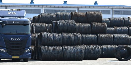 지난 1일 경기도 평택시 포승읍 평택항 야적장에 철강 제품들이 쌓여 있다. 뉴시스