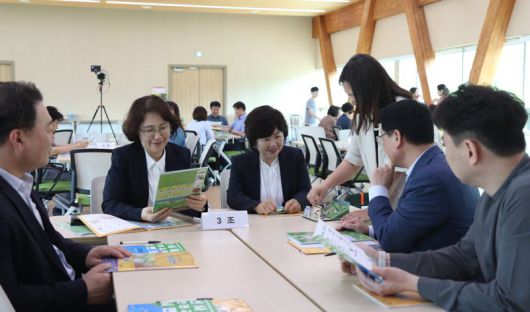 이미라 산림청 차장(왼쪽 두번째)이 29일 대전 서구 산림복지종합교육센터에서 정진화 한국산림복지전문업협회 회장(왼쪽 세번째)과 함께 산사태 안전교육 콘텐츠를 체험하고 있다.