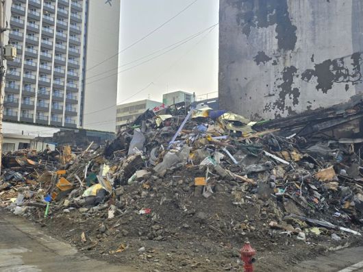 서울 중구 을지로 일대 노후 상가 건물에서 완진까지 12시간 넘게 걸린 화재가 발생한 이튿날인 29일 오전 건물이 잿더미로 변해있다. 이번 화재로 영업 중인 74개 점포 중 48개가 소실됐다. /사진=서지윤 기자