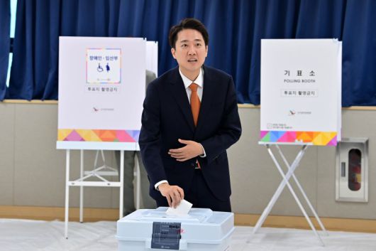 6·3 대선 사전투표 첫날인 29일 경기 화성시 동탄9동 행정복지센터에 마련된 투표소에서 이준석 개혁신당 대선 후보가 투표하고 있다. 연합뉴스