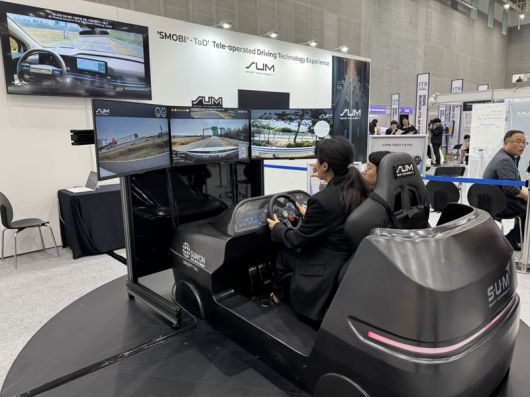 29일 경기 수원컨벤션센터에서 열린 '2025 수원 지능형 교통체계(ITS) 아태총회’ 참가자가 원격주행 시스템을 체험하는 모습. 정원일 기자