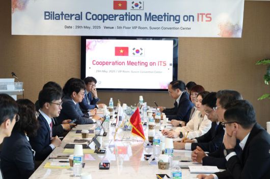 허청회 ITS코리아 회장(왼쪽 앞에서 3번째)을 비롯한 관계자들이 29일 경기 수원컨벤션센터 VIP 다이닝룸에서 베트남 교통부와 상호 협력방안을 논의하고 있다. ITS코리아 제공
