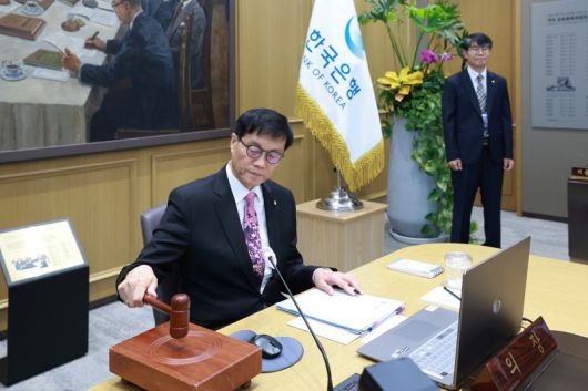 이창용 한국은행 총재가 29일 서울 중구 한국은행에서 금융통화위원회를 주재하며 의사봉을 두드리고 있다. 한국은행 제공.