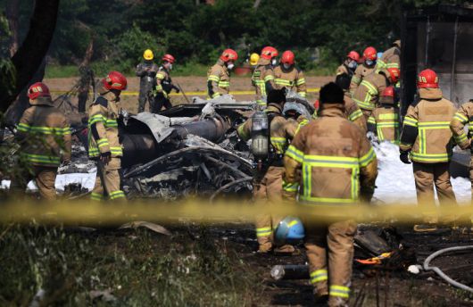 29일 오후 1시49분께 경북 포항시 남구 동해면 신정리 인근 한 야산에서 해군 항공사령부 소속 P-3CK 초계기가 추락해 군과 소방 당국 등 관계기관이 현장을 수습하고 있다. 뉴시스