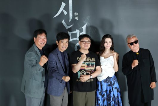 배우 주성환(왼쪽부터)과 안내상, 김남균 감독, 김규리, 명계남이 29일 서울 용산구 CGV용산아이파크몰에서 열린 영화 ‘신명’ 제작보고회에 참석해 포즈를 취하고 있다. '신명'은 신비로운 힘을 이용해 권력을 쥐려는 한 여인 윤지희(김규리 분)와 숨겨진 거대한 진실을 파헤치는 저널리스트 정현수(안내상 분)의 치열한 싸움 그리고 은밀한 음모, 주술과 정치의 결탁을 파헤치는 충격적인 스토리를 담아낸 작품이다. 뉴스1