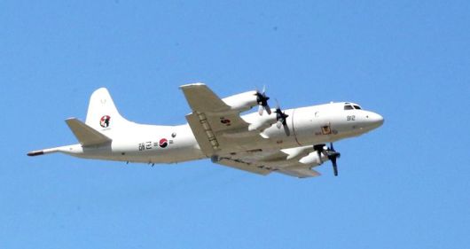 우리 해군도 운영하는 P-3C 오라이언 기종. 미 해군이 적 잠수함의 위치를 파악하고 추적하기 위해 설계한 4엔진 터보프롭 항공기다. 최근 육지 및 해상 지상 지상 감시가 가능하도록 수정됐다. 현재 미국이 150기·일본이 80기·대한민국이 16기(P-3CK)·대만이 12기 등을 운영하고 있는 것으로 알려졌다. ?최대 체공시간 16시간 ?최대속도 761km/h, 작전반경 3835km ?승무원 : 조종사 3명, 비행사 2명, 비행 엔지니어 2명, 센서 오퍼레이터 3명, 기내 기술자 1명이 탑승해 임무를 수행할 수 있다.(자료사진) 해군 제공                                    29일 오후 1시 35분쯤 경북 포항 남구 동해면 야산에 해군 해상 초계기 (P-3C)가 추락해 전소됐다. 뉴스1                                    29일 오후 1시52분께 경북 포항시 남구 동해면 신정리 인근 야산에 해군 항공사령부 소속 P-3 해상초계기가 추락했다. 뉴시스                                    29일 오후 1시52분께 경북 포항시 남구 동해면 신정리 인근 야산에 해군 항공사령부 소속 P-3 해상초계기가 추락했다. 뉴시스                                    29일 오후 1시52분께 경북 포항시 남구 동해면 신정리 인근 야산에 해군 항공사령부 소속 P-3 해상초계기가 추락했다. 뉴시스                                    29일 오후 1시 35분쯤 경북 포항 남구 동해면 야산에 해군 해상 초계기 (P-3C)가 추락해 전소됐다. 뉴스1                                    29일 오후 1시 35분쯤 경북 포항 남구 동해면 야산에 해군 해상 초계기 (P-3C)가 추락해 전소됐다. 뉴스1