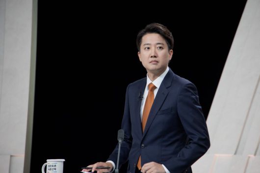 이준석 개혁신당 대선후보가 지난 27일 오후 서울 마포구 상암동 MBC 스튜디오에서 열린 중앙선거방송토론위원회 주관 제21대 대통령선거 3차 후보자토론회 준비를 하고 있다./사진=뉴시스