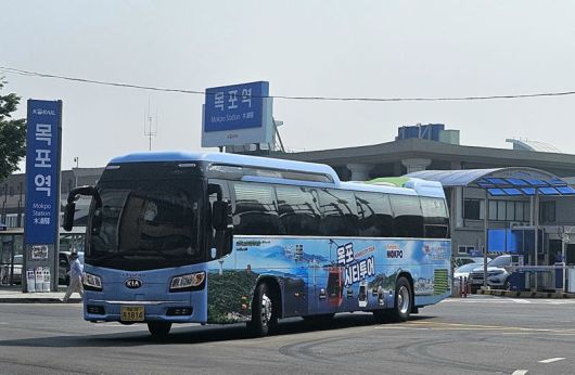 전남 목포시가 목포만의 정체성과 감성을 반영해 더욱 흥미롭고 차별화된 맞춤형 투어 상품을 제공하고자 목포시티투어 코스 명칭과 운영 노선을 일부 개편해 6월 새롭게 선보인다. 사진은 시티투어용 버스 모습. 목포시 제공